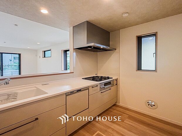 お手入れのしやすいすっきりしたシステムキッチンを採用しました。