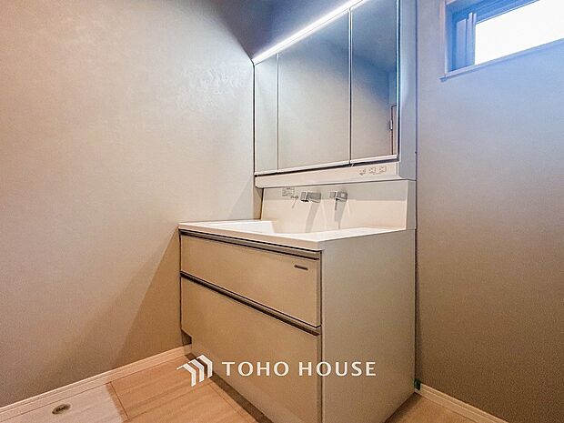 洗面台・洗面所パウダールームはナチュラルな雰囲気で清潔な印象。