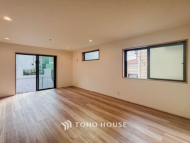 家族と過ごすひと時を溢れる光が優しく包み込むリビングダイニング。