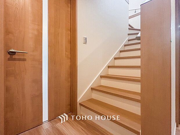 パブリックゾーンとプライベートゾーン繋ぐ階段。豊かな陽光が注ぎ込み、爽やかな住空間を演出。