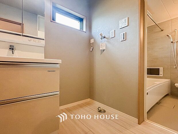 洗濯機を配置しても十分なスペースを確保しております。