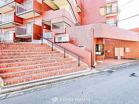 前面道路含む現地写真『快適』は「家」と「街」と「環境」が調和した時に訪れるだと改めて感じさせてくれます。