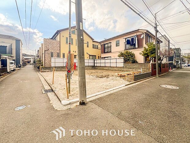 前面道路含む現地写真『快適』は「家」と「街」と「環境」が調和した時に訪れるだと改めて感じさせてくれます。