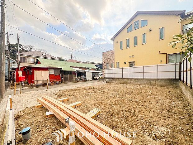 閑静な住宅街の陽当りに恵まれた土地。たくさんの想いが美しいカタチに彩られます。