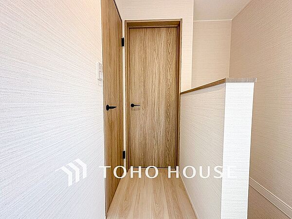 上質感漂う廊下。居住者の帰り、訪れる方を優しく迎え安らぎに満ちた生活空間を予感させます。