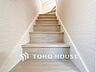 室内：各フロアを結ぶ階段。集いの空間と一人の時間を楽しむプライベートルームをバランスよく繋いでいます。