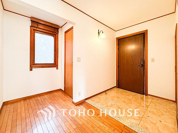 明るく開放感のある玄関。居住者の帰り、訪れる方を優しく迎えてくれます。