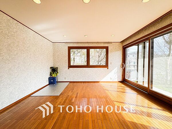 やわらかな陽射しがふりそそぎ、室内に開放感と爽快感をもたらします。