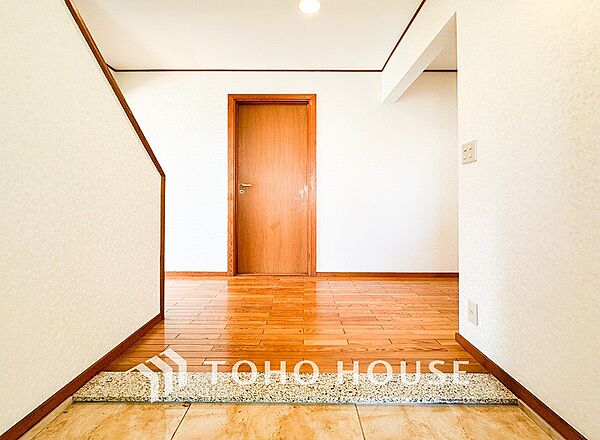 上質感漂う廊下。居住者の帰り、訪れる方を優しく迎え安らぎに満ちた生活空間を予感させます。