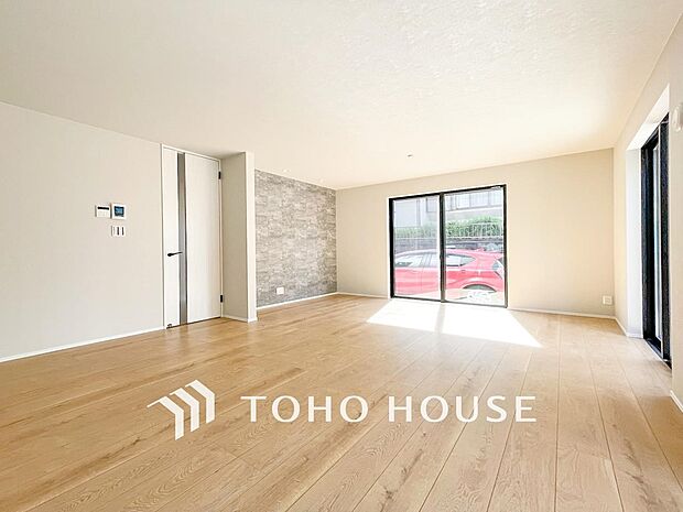 家族と過ごすひと時を溢れる光が優しく包み込むリビングダイニング。