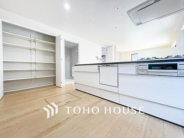 プライベートスペースを彩るインテリアとしての美と、快適な日常を支える機能性と強さがひとつになったキッチンです。