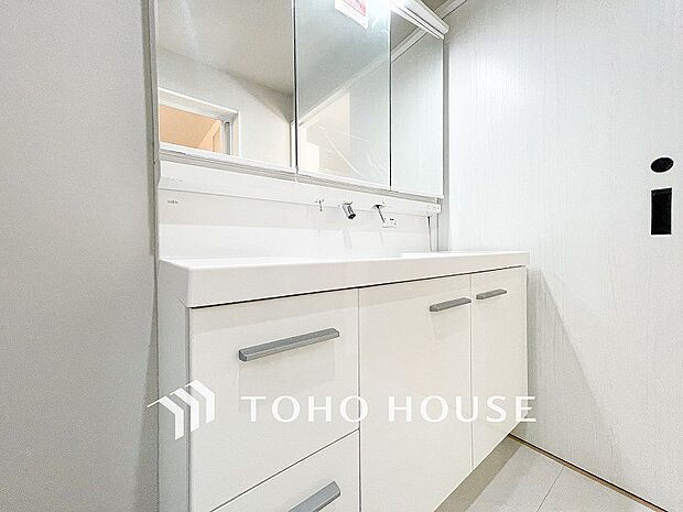 洗面台・洗面所パウダールームはナチュラルな雰囲気で清潔な印象。