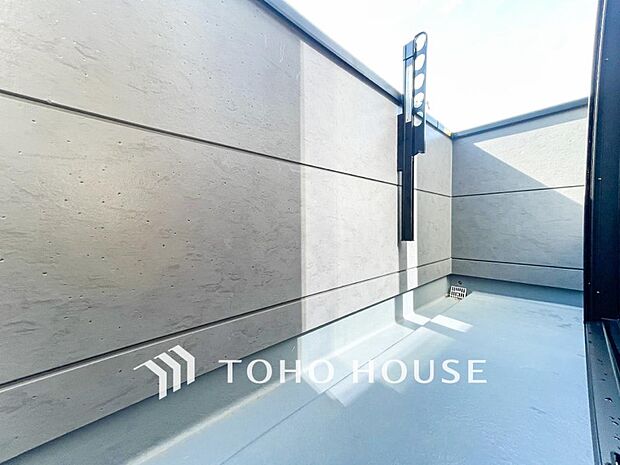 暮らしの中で光と風を演出してくれるバルコニー。