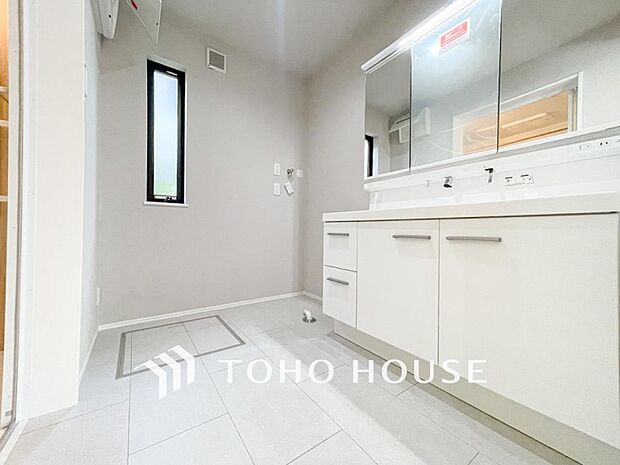 落ち着いた空間を演出するカラーと、ゆったりお使い頂ける広さが魅力のパウダールーム。