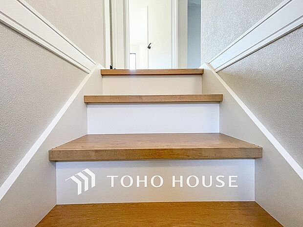 パブリックゾーンとプライベートゾーン繋ぐ階段。豊かな陽光が注ぎ込み、爽やかな住空間を演出。