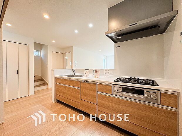 プライベートスペースを彩るインテリアとしての美と、快適な日常を支える機能性と強さがひとつになったキッチンです。