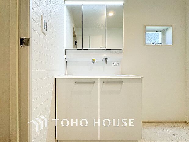 洗面台・洗面所パウダールームはナチュラルな雰囲気で清潔な印象。