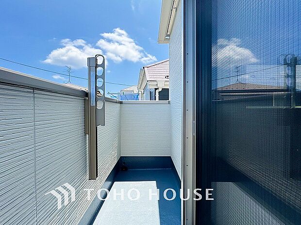 暮らしの中で光と風を演出してくれるバルコニー。