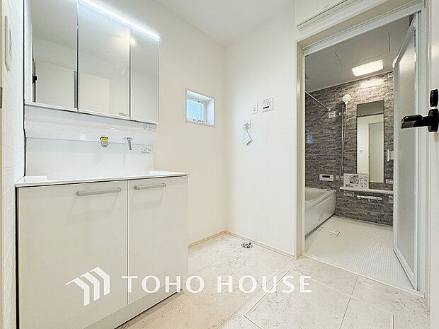 落ち着いた空間を演出するカラーと、ゆったりお使い頂ける広さが魅力のパウダールーム。