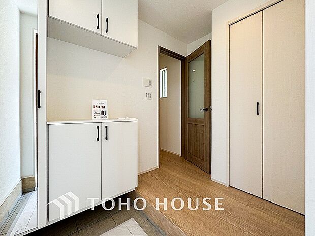 上質感漂う廊下。居住者の帰り、訪れる方を優しく迎える・安らぎに満ちた生活空間を予感させる。