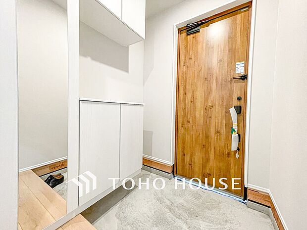 帰り着くたびに洗練されたテイストの空間に迎えられ誇りと喜びを感じる玄関まわりです。