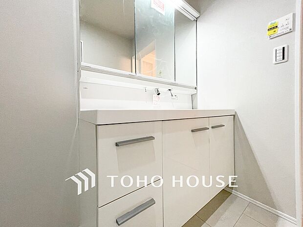 洗面台・洗面所三面鏡裏収納には化粧品や洗面用品類をすっきり整理できます。