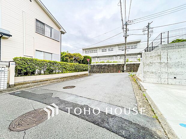 前面道路含む現地写真『快適』は「家」と「街」と「環境」が調和した時に訪れるだと改めて感じさせてくれます。