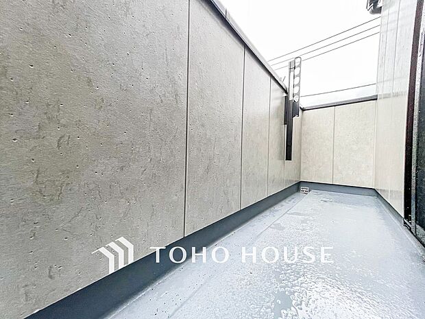 暮らしの中で光と風を演出してくれるバルコニー。