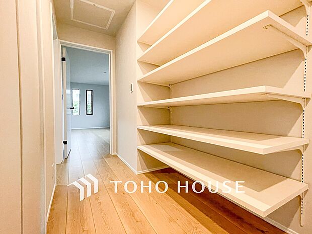 上質感漂う廊下。居住者の帰り、訪れる方を優しく迎える・安らぎに満ちた生活空間を予感させる。