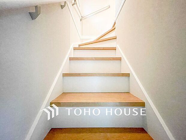 階段にはお子様やお年寄りに安心な手すりをご用意。