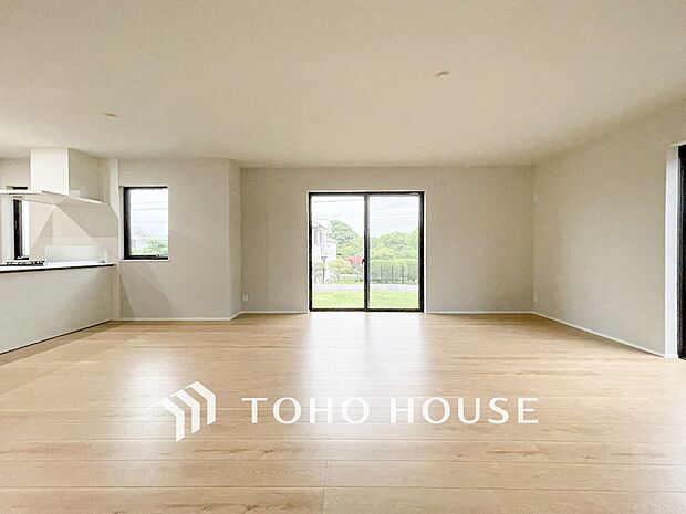 爽やかな色合いのフローリングと清潔感の溢れるクロスが明るい空間を創り出しているリビングダイニング。