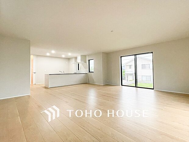 対面式キッチンのあるLDKで家族の会話が弾みます。