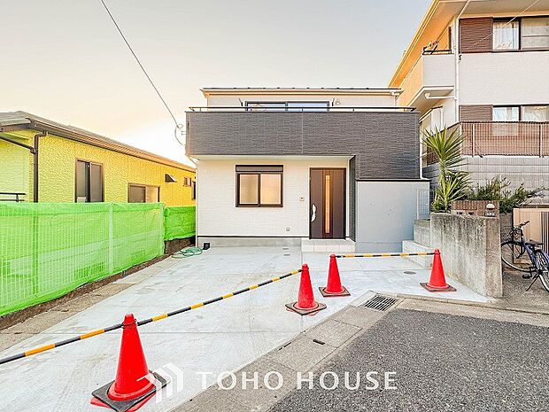 住む人や訪れる人やさしくエスコートする玄関アプローチ。