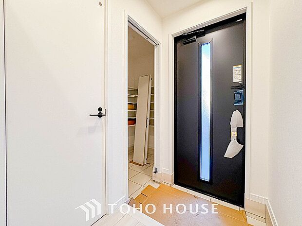 居住者の帰り、訪れる方を優しく迎えてくれる開放感のある玄関。