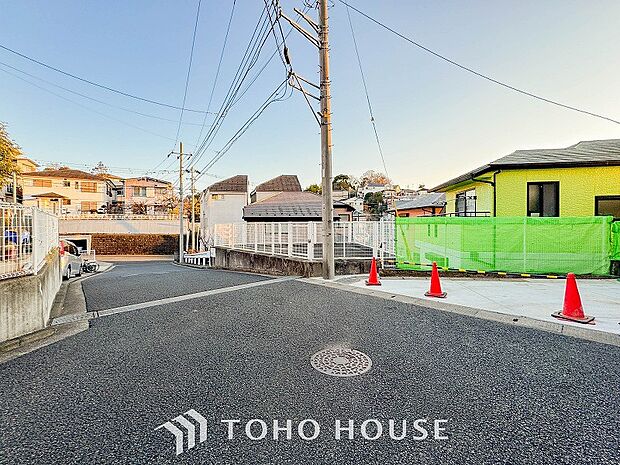 前面道路含む現地写真『快適』は「家」と「街」と「環境」が調和した時に訪れるだと改めて感じさせてくれます。