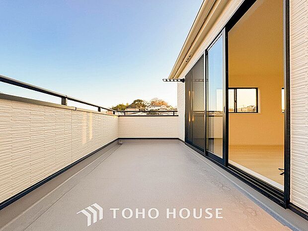 太陽の恵みをたっぷりと受けて、洗濯物も気持ちよく干せそうです。