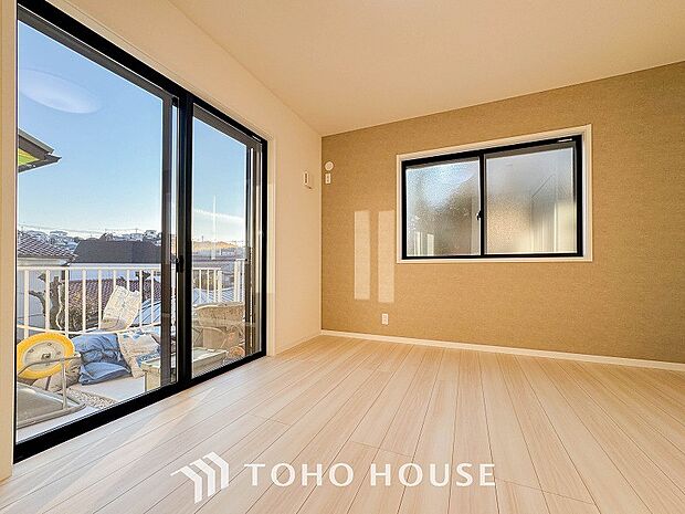 大きな窓からたっぷりと陽光が注がれる明るい空間。家族の成長に対応できる永住仕様の間取り。