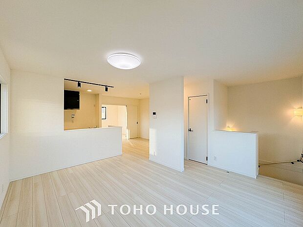 対面式キッチンのあるLDKで家族の会話が弾みます。