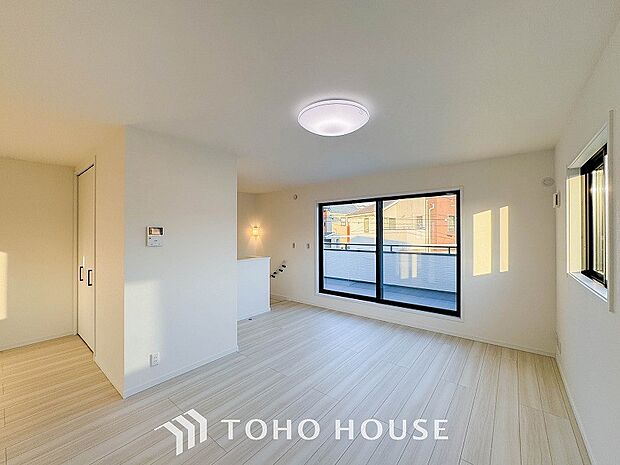 忙しい朝でも、しっかり家族が揃って食事をして頂けるゆとりある大きさのダイニングスペース。