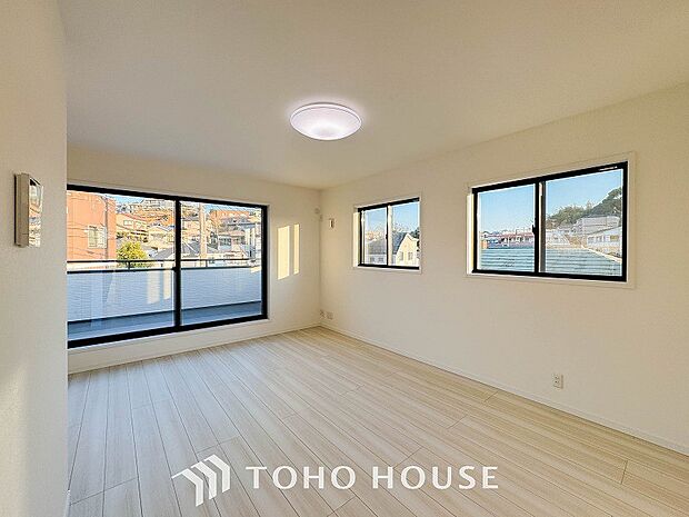 光と風があふれる開放的なリビングダイニングには自然と家族みんなが集まってきます。