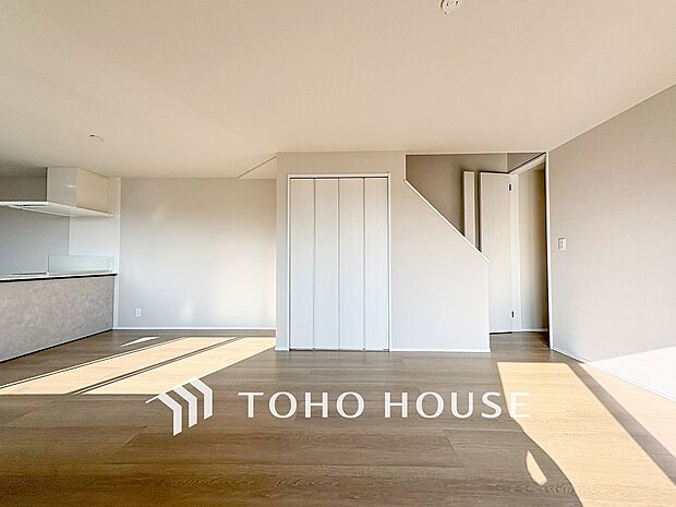 戸建てならではのリビング。落ち着いた色調のリビングは家族団欒の憩いの場所です。