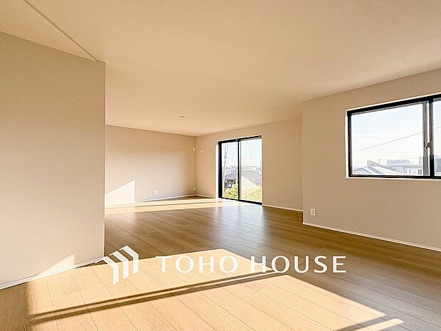 明るく開放的な空間が広がるLDK。室内には豊かな陽光が注ぎ込み、爽やかな住空間を演出。