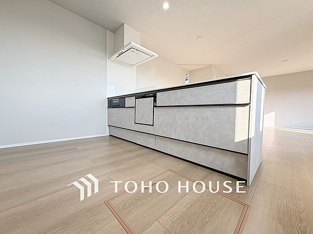 機能的で使い勝手のよさそうなキッチン。明るく清潔感があります。