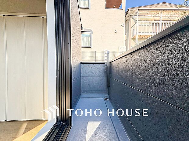 暮らしの中で光と風を演出してくれるバルコニー。