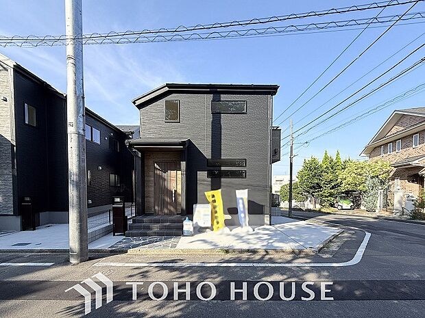 住む人を映し出す洗練された佇まいは、いつまでも輝き続けながらいつしか街の風景に溶け込んでいきます。