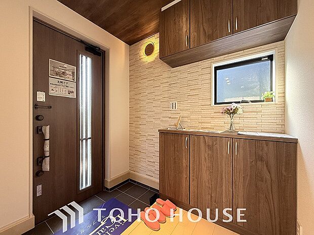 帰り着くたびに洗練されたテイストの空間に迎えられ誇りと喜びを感じる玄関まわりです。