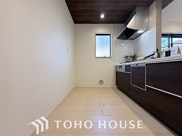 お手入れのしやすいすっきりしたシステムキッチンを採用しました。