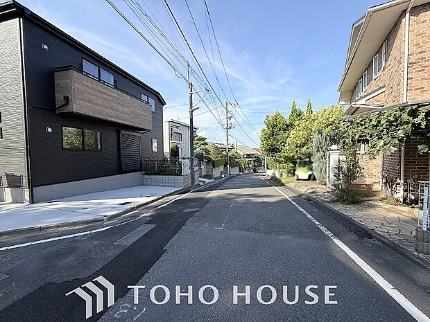 前面道路含む現地写真『快適』は「家」と「街」と「環境」が調和した時に訪れるだと改めて感じさせてくれます。