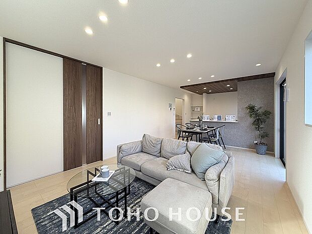 あたたかい日差しがたっぷり降り注ぐLDKは自然と家族の顔があかるい笑顔に。