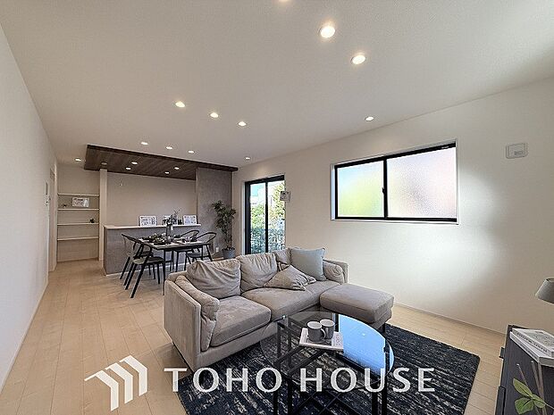 光と風があふれる開放的なリビングダイニングには自然と家族みんなが集まってきます。